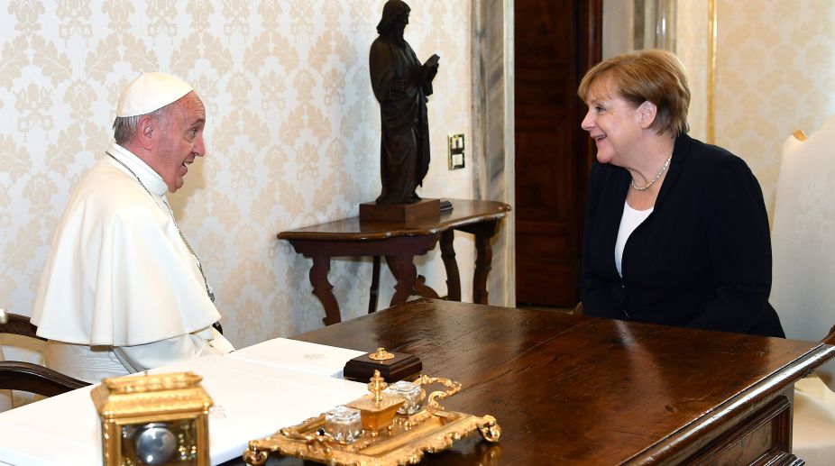 Pope Francis encourages Angela Merkel to save Paris climate deal