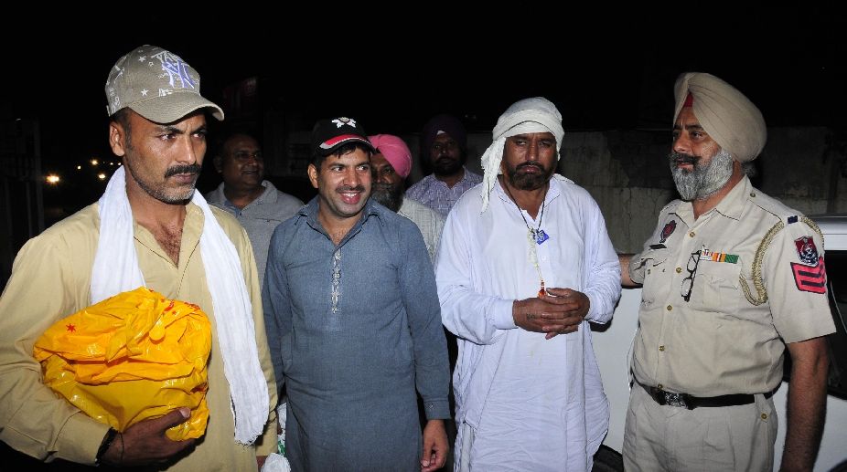 Four Indian prisoners return from Pakistan