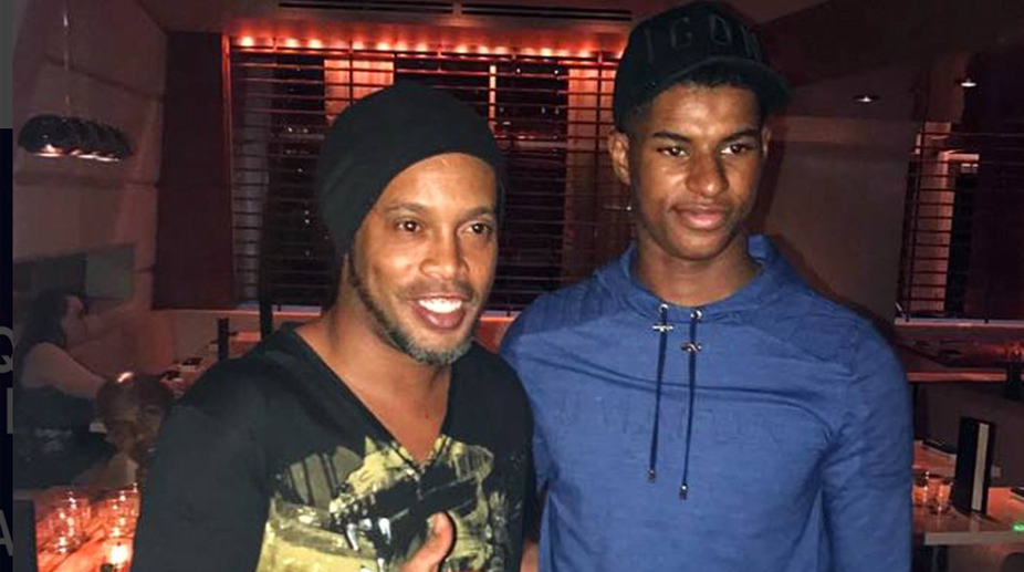 Manchester United starlet Marcus Rashford chills with Barcelona legend Ronaldinho