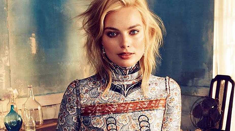 Margot Robbie uses toothbrush to blend foundation