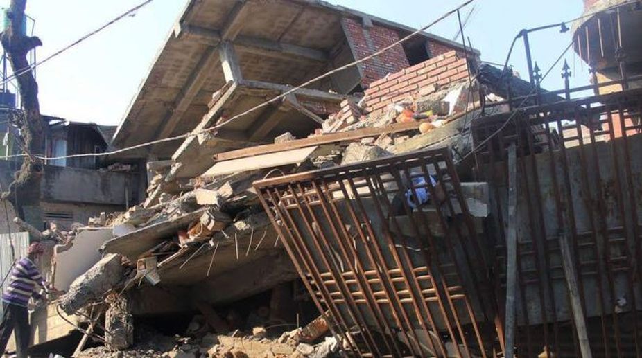 Iran quake toll reaches 422, thousands spend night in open