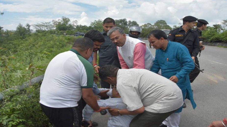 Uttarakhand CM plays Good Samaritan to help accident victim