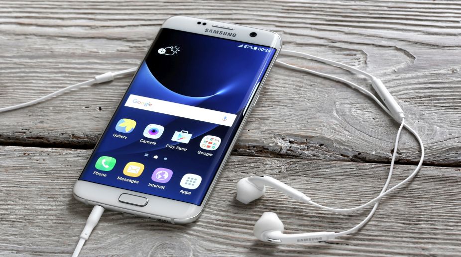 Samsung knocks out Apple to become top global smartphone sales leader in Q3