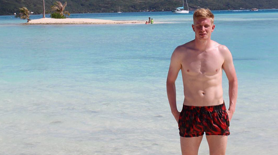 Manchester City star Kevin de Bruyne swims with sharks and stingrays