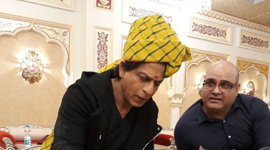 SRK delights himself to traditional thali in Jaipur