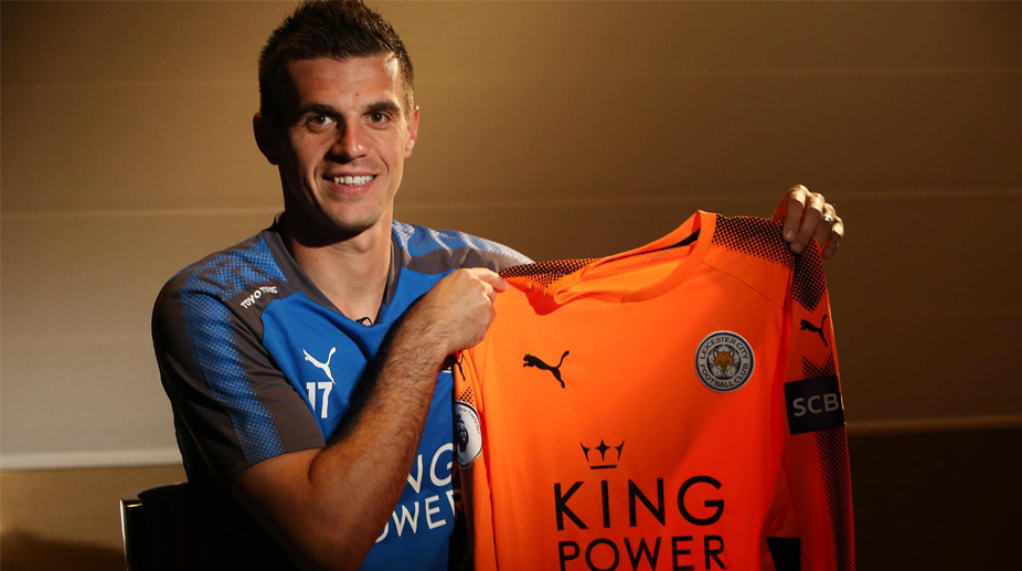 Leicester City sign Hull goalkeeper Eldin Jakupovic