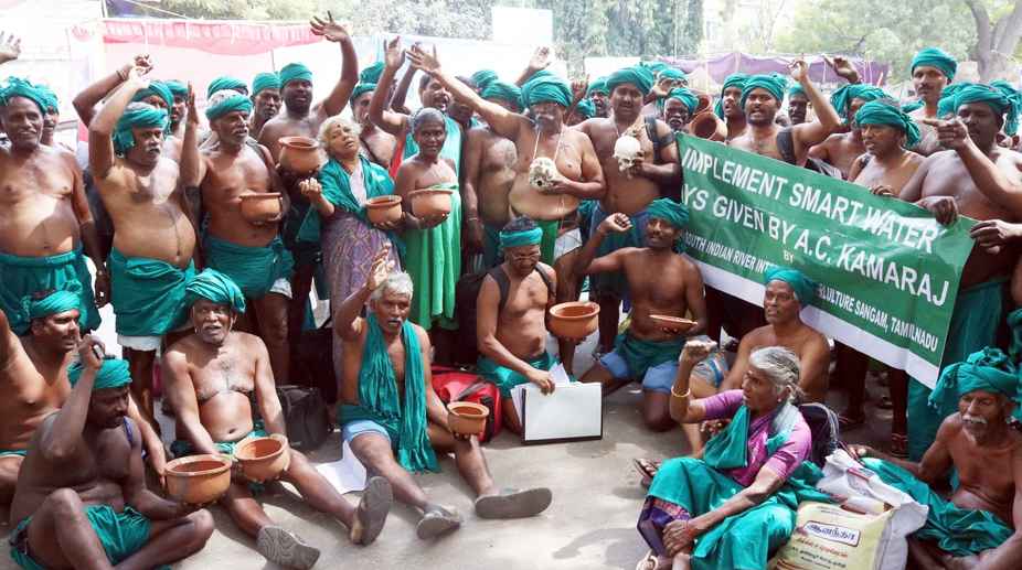 Ignored by authorities, TN farmers receive help from Gurdwara