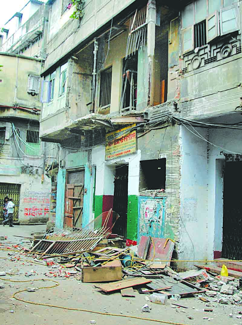 1 dies in house collapse