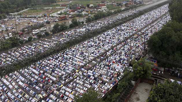 National Highway 8 remains crowded on Friday with anything but road transportations. Thousands of Muslims offer prayers as they celebrate Id-ul-fitr in New Delhi.  SNS