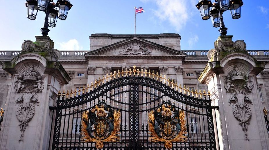 Knife-wielding man arrested outside Buckingham Palace