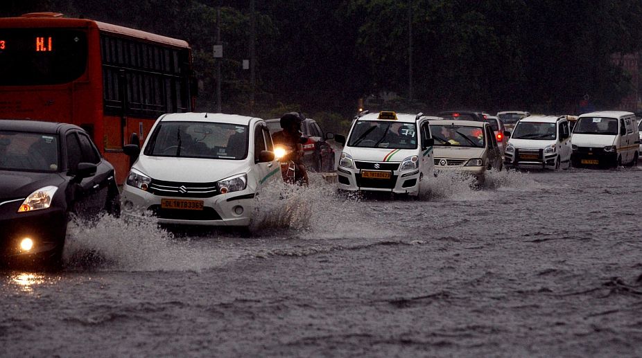 Heavy rain lashes parts of Delhi, commuters suffer