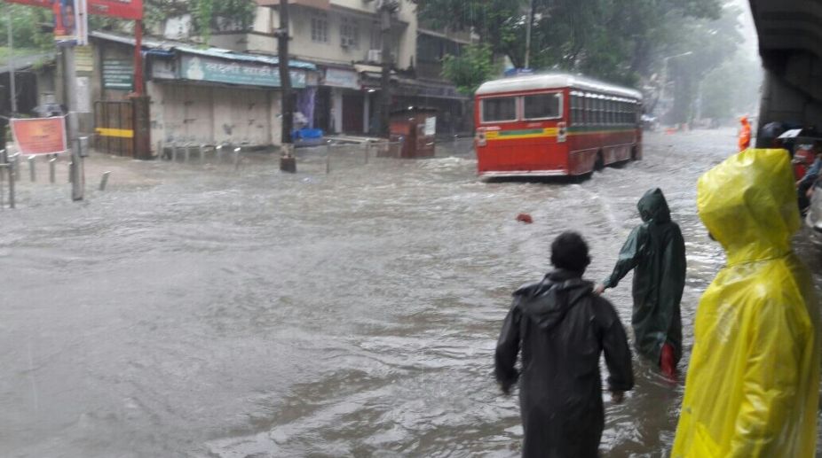 Heavy rains disrupt flights in Mumbai