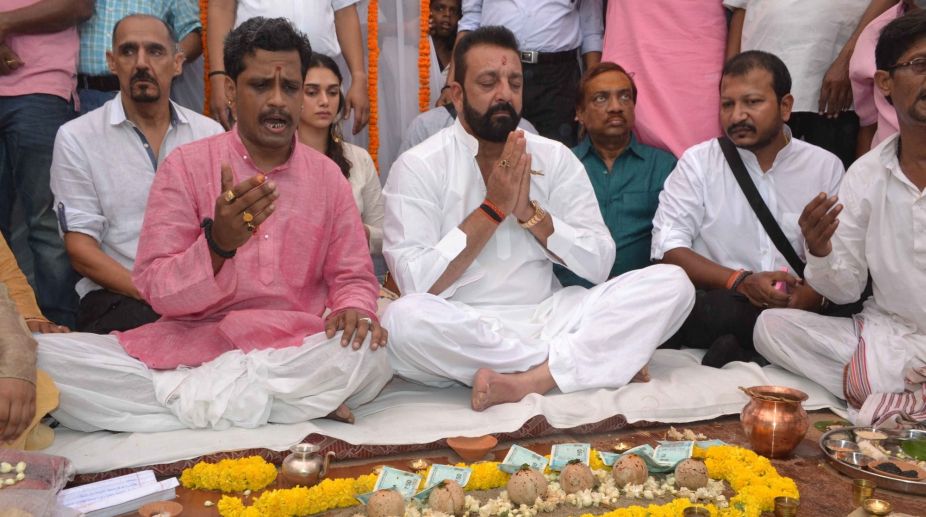 Sanjay Dutt performs ‘shraadh’ for parents in Varanasi