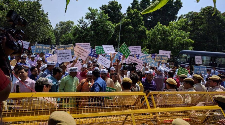 AAP councillors protest outside Shastri Bhavan, detained