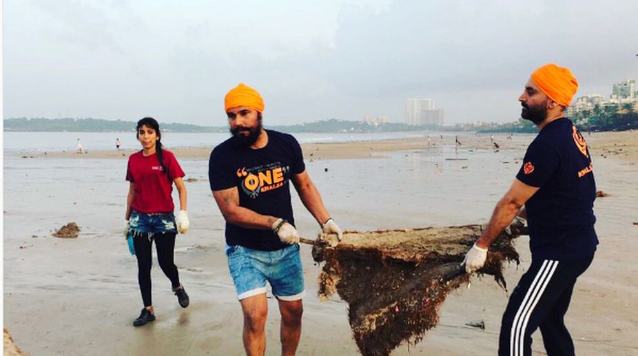 Randeep Hooda helps in cleaning Mumbai beach