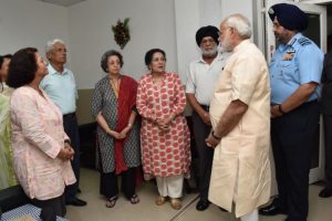 Modi visits ailing Air Marshal Arjan Singh, prays for his recovery