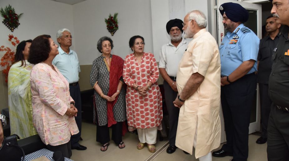 Modi visits ailing Air Marshal Arjan Singh, prays for his recovery