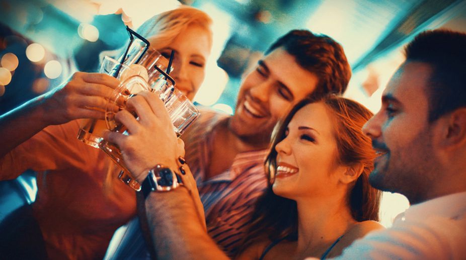 Heavy drinking may harm men more than women