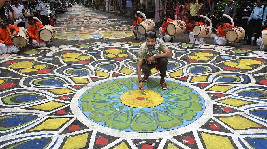 Watch 1.25-km-long Rangoli on Kolkata street