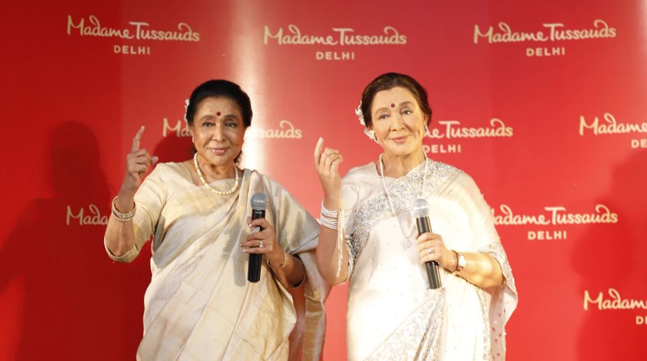 Asha Bhosle with Madame Tussauds figure