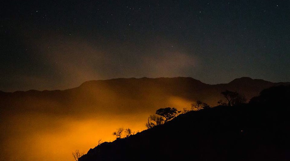 Hundreds of volunteers help control wildfire in Brazil
