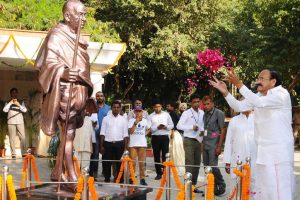 Naidu unveils Mahatma Gandhi statue at Rajghat