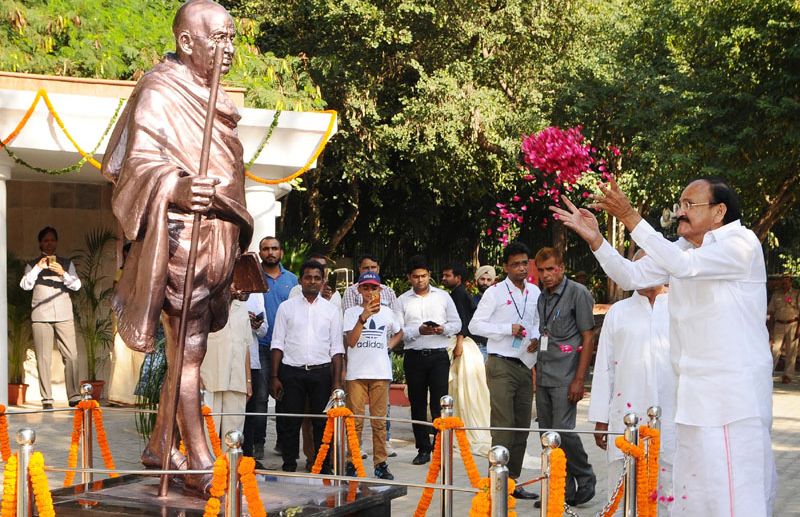 Naidu unveils Mahatma Gandhi statue at Rajghat