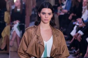 Kendall keeping new beau ‘at arm’s length’
