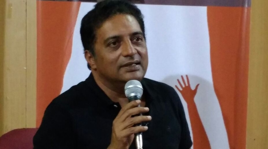 Prakash Raj urges Indians to stand as fearless society which questions