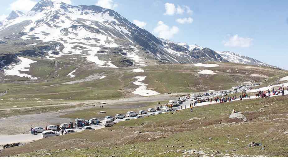 Official closing of Rohtang Pass postponed