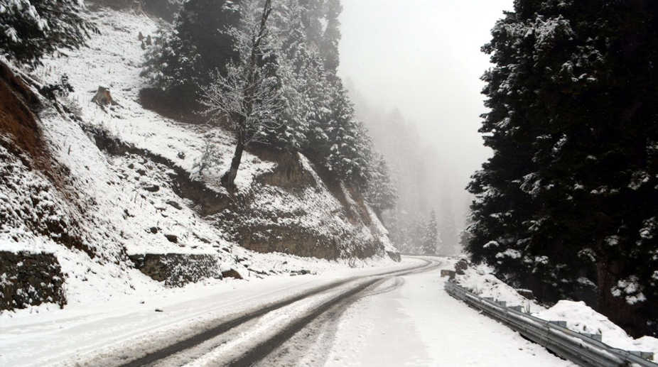 Kargil freezes at minus 20, Kashmir shivers in cold wave