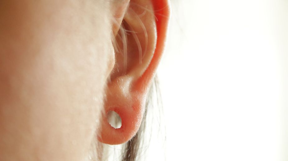 Remove hair from ear lobe smartly