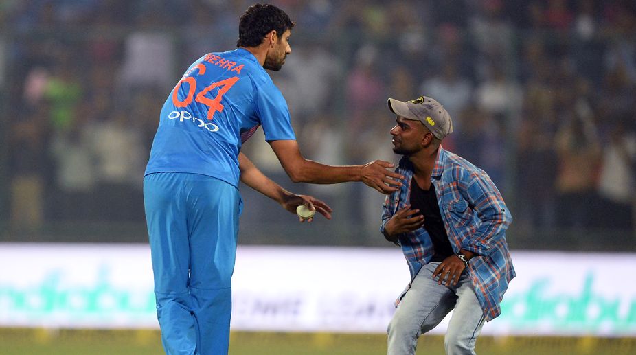When Ashish Nehra’s fan came on field to seek his blessings