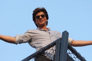 Watch: Shah Rukh Khan worshiped by fan on completion of 1 year of ‘Raees’