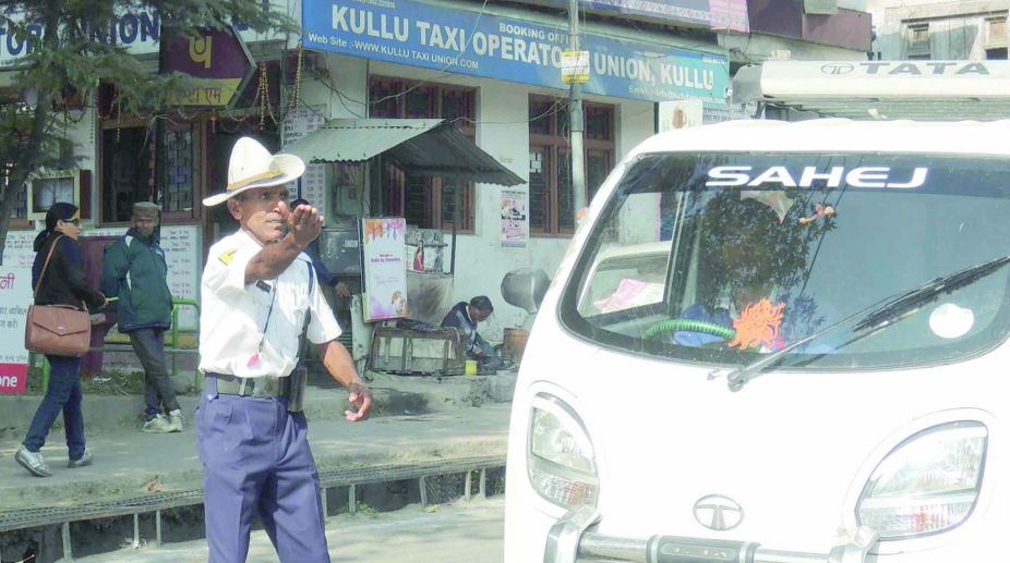 The dancing traffic guardian in Kullu
