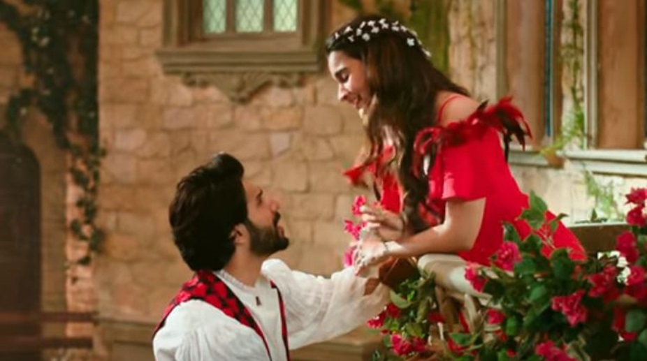 WATCH: Varun Dhawan, Alia Bhatt’s “Romeo Juliet” act is dramatic