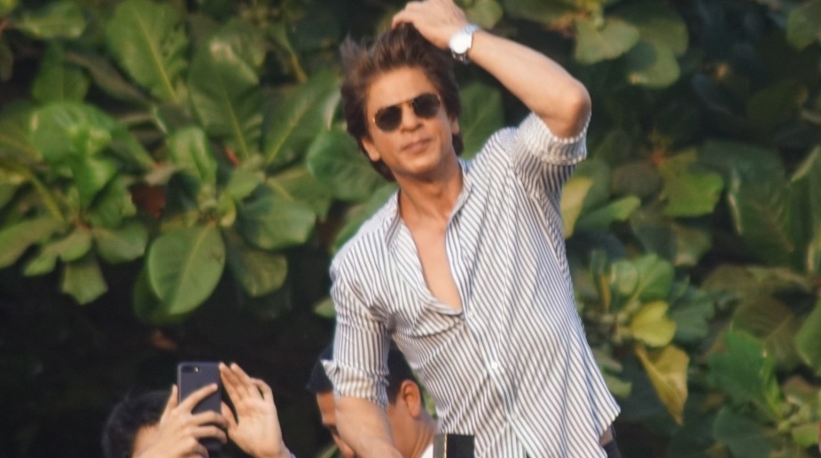 When one bulb lit up Shah Rukh Khan’s Mannat for DDLJ party and guests ate biryani on thermocol plates