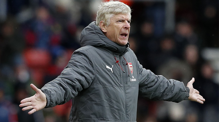 Penalty decision against Arsenal in closing moments leaves Arsene Wenger angry