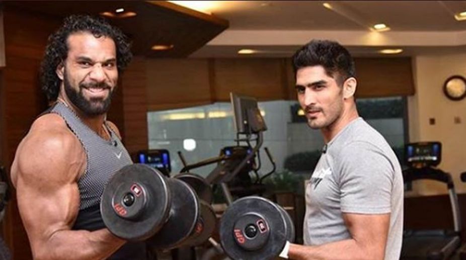 Maharaja Jinder Mahal trains with ace Indian pro boxer Vijender Singh