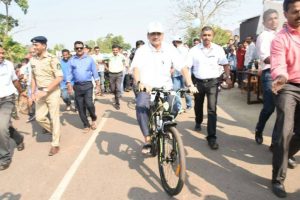 Parrikar rides bicycle for cause of environment protection