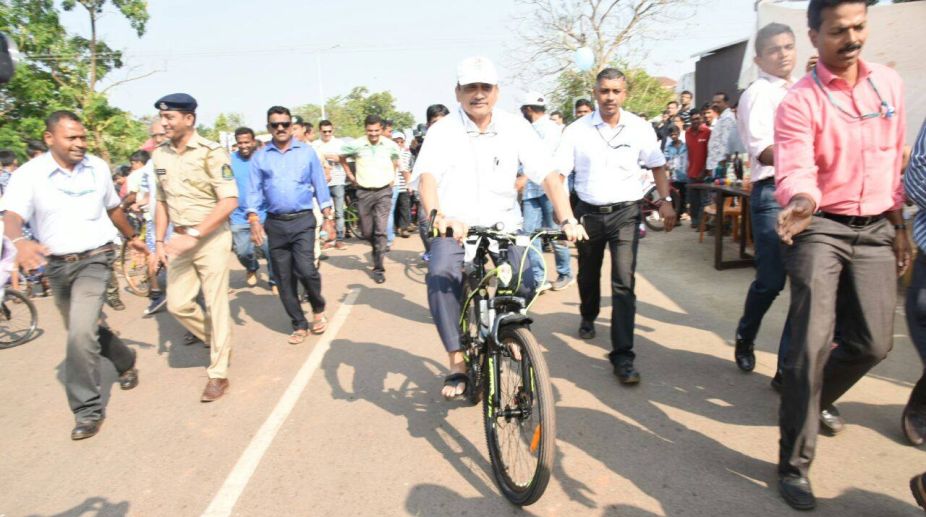 Parrikar rides bicycle for cause of environment protection