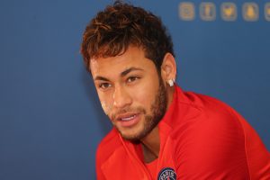 No feud with Neymar, says Cavani