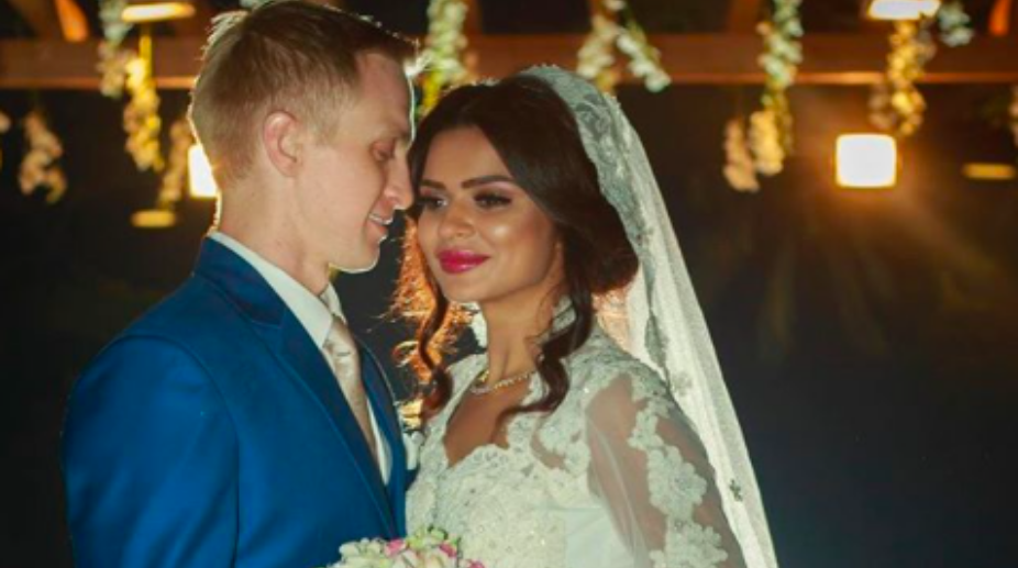 Aashka Goradia ties the knot with Brent Globe; watch video
