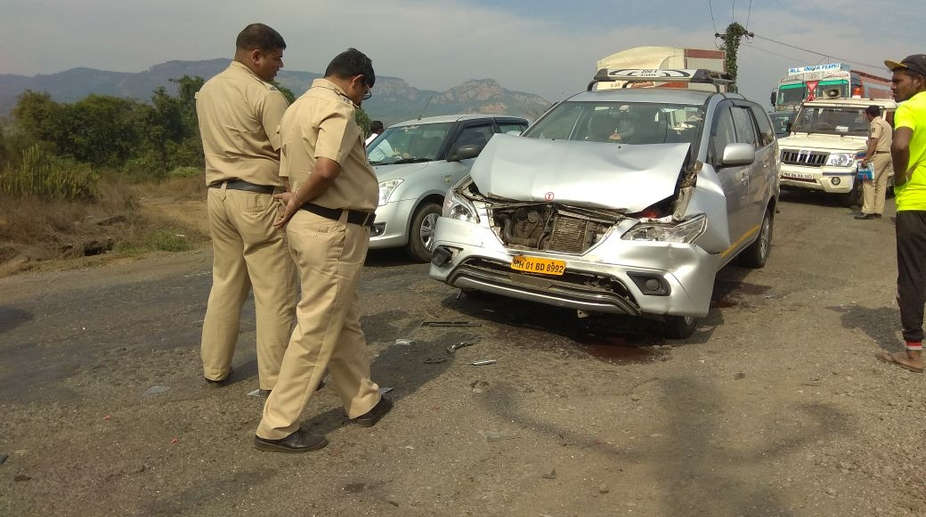 Union minister Anant Geete hurt in Raigad road accident