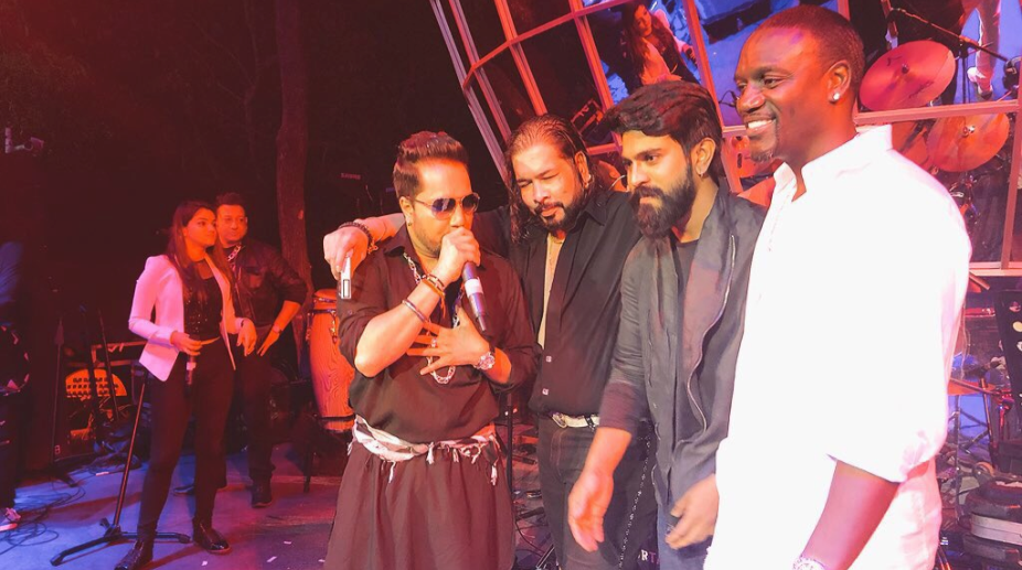 Akon sings Mika’s upcoming song on stage