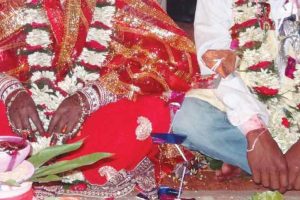 Sri Sri Ravi Shankar recites mantras as couple marry in moving train