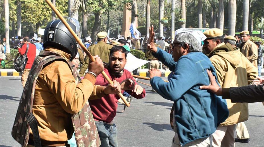 Cops cane-charge AAP protestors