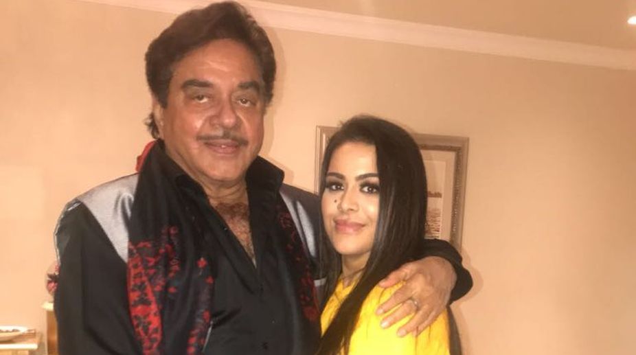 Shatrughan Sinha meets Sanjay Dutt’s ‘beautiful’ daughter