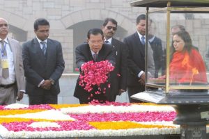 Cambodian PM Hun Sen pays floral tributes to Mahatma Gandhi at Rajghat