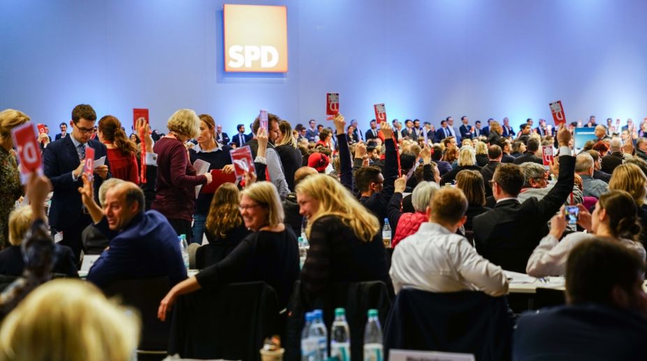 Germany coalition talks: SPD backs talks with Merkel